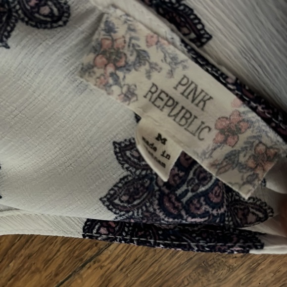 Pink Republic blouse Ivory Paisley top - size Medium - Picture 8 of 12